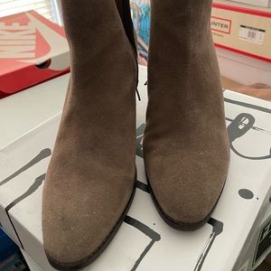 NIB Dolce Vita Hendrick Taupe Suede Bootie, Sz8.5
